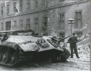 Budapesht 56. Sov. tank s sorvannoj bashnej.jpg